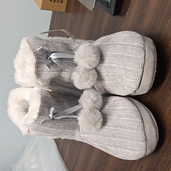 La Vie En Rose Grey Faux Fur Pom Pom Ankle Slippers - Picture 1 of 9